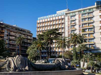 ...l� dove l�imponente albergo svetta dall�alto dei suoi undici piani di fronte alla Stazione Centrale